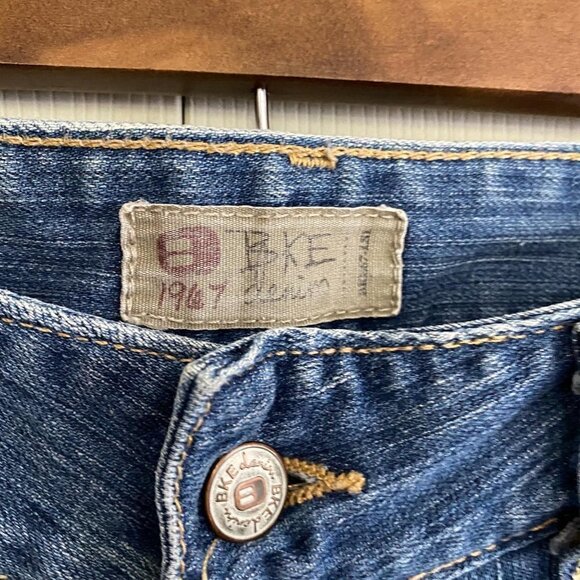 BKE Culture Buckle Women's Medium Light Wash Bootcut Blue Jeans Size 27 33.5 - Picture 2 of 11